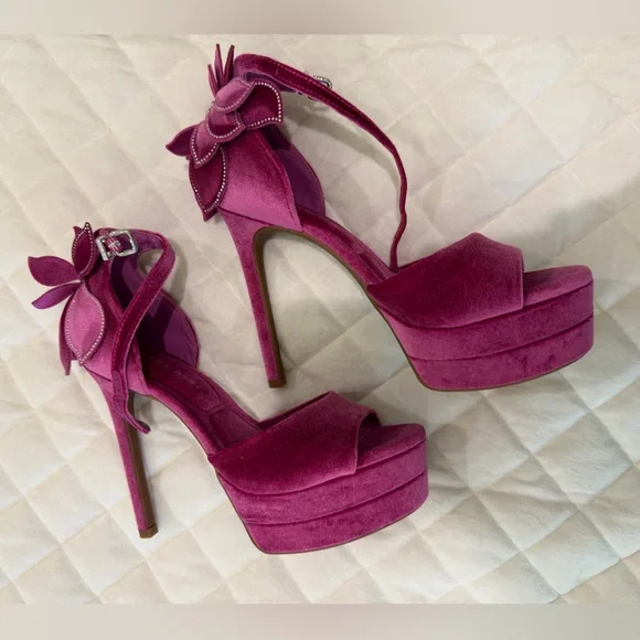 NEW Gianni Bini Karmello Velvet Flower Ankle Strap
Platform Dress Sandals - Picture 7 of 9